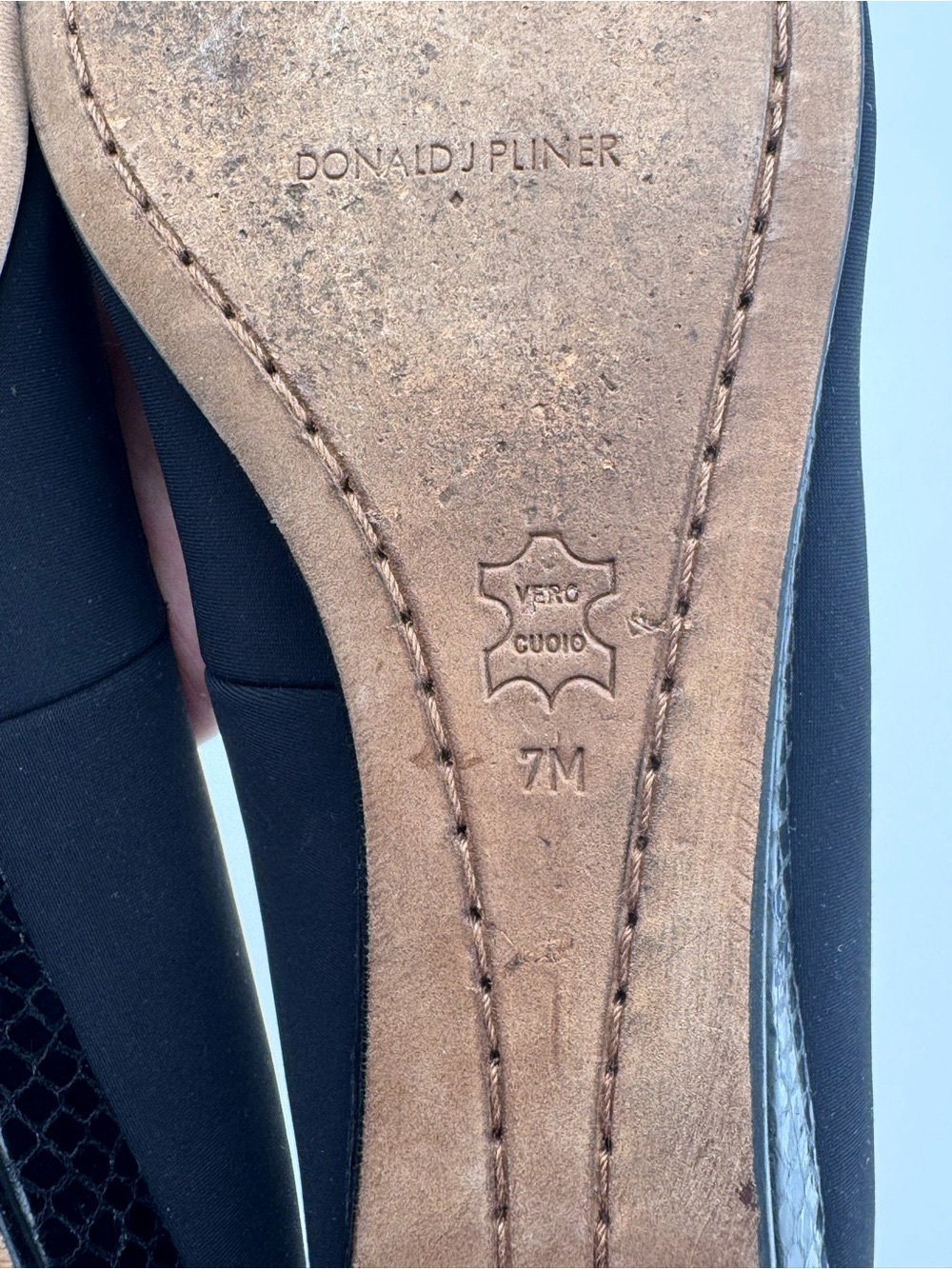 Donald Pliner Black Pointed Toe Silver Plate Bow Low Wedge Flats Size 7 - Picture 10 of 12